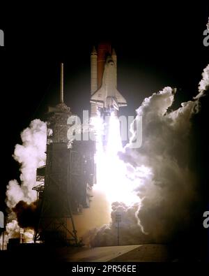 STS081-S-006 (12 gennaio 1997) --- lo Space Shuttle Atlantis si solleva dal Pad 39B alle 4:27:23 (EST) 12 gennaio 1997 sulla sua strada per una missione di attracco con la Stazione spaziale Mir della Russia. A bordo ci sono sei astronauti e uno SPACEHAB Double Module (DM), insieme a una grande fornitura di cibo, acqua, hardware e altri materiali per Mir. L'astronauta Jerry M. Lincenger, ora a bordo di Atlantis, commercierà posti con John E. Blaha, ricercatore ospite cosmonauta, a bordo di Mir dalla metà di settembre 1996. Insieme a Linenger, altri membri dell'equipaggio ora a bordo di Atlantis sono astronauti Michael A. Baker, comandante; Brent W. Jett, J. Foto Stock