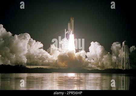 Lo Space Shuttle Discovery sorge nel cielo notturno per iniziare la missione 96th nel programma STS e la terza missione al servizio del telescopio spaziale Hubble. Il liftoff si è verificato alle 7:50 (Est), 19 dicembre 1999 dal Launch Pad 39B. A bordo erano presenti astronauti Curtis L. Brown, Jr., Scott J. Kelly, Steven L. Smith, C. Michael Foale, Grunsfeld, Claude Nicollier e Jean-Francois Clervoy. Nicollier di Swtizerland e Clervoy di Francia rappresentano l'Agenzia spaziale europea (ESA). Foto Stock