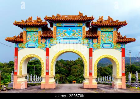 Il tempio buddista Puu Jih Shih è un tempio buddista situato sulla cima della collina di Tanah Merah nella baia di Sandakan a Sandakan, Sabah, Malesia. Foto Stock