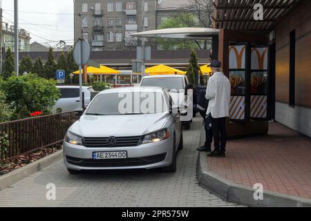 DNIPRO, UCRAINA - 25 APRILE 2023 - le auto sono viste in un drive-in in in uno dei cinque McDonald's ristorante che ha riaperto a Dnipro, Ucraina centrale, Foto Stock