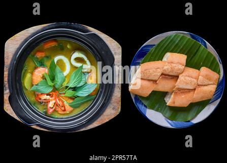 Curry vietnamita con gamberetti e patate su sfondo nero per un menu Foto Stock