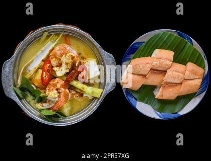 Curry vietnamita con gamberetti e patate su sfondo nero per un menu Foto Stock