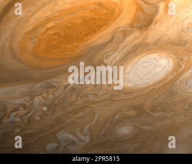 Mentre Voyager 1 volava da Jupiter, ha scattato questa foto del Grande Red Spot. Il Grande punto Rosso è una tempesta anti-ciclonica (alta pressione) su Giove che può essere paragonata ai peggiori uragani sulla Terra. Un'antica tempesta, è così grande che tre Terre possono inserirsi all'interno. Questa foto, e altri di Giove, hanno permesso agli scienziati di vedere diversi colori nelle nuvole intorno al Grande punto Rosso, il che implica che le nuvole ruotano intorno al punto (andando in senso antiorario) a diverse altitudini. Il Grande punto Rosso era stato osservato dalla Terra per centinaia di anni, ma mai prima con questa chiarezza e clo Foto Stock