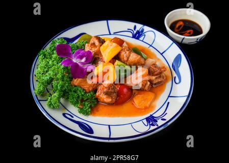 Manzo fritto satay con pepe in stile vietnamita per un menu Foto Stock