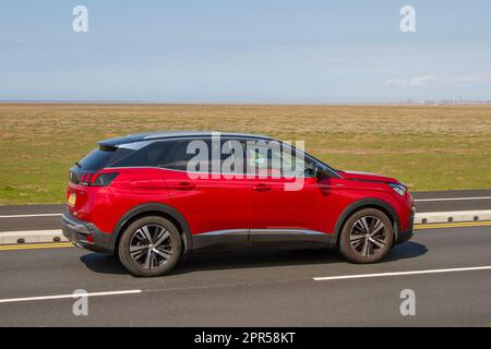 Vista laterale di 2018 Peugeot 3008 GT Line S/S Puretech 130 Start/Stop Red Car SUV benzina 1200 cc; viaggiando sul lungomare di Marine Drive, Southport, Regno Unito Foto Stock