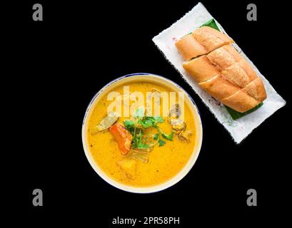 Curry vietnamita con pollo e patate su sfondo nero per un menu Foto Stock