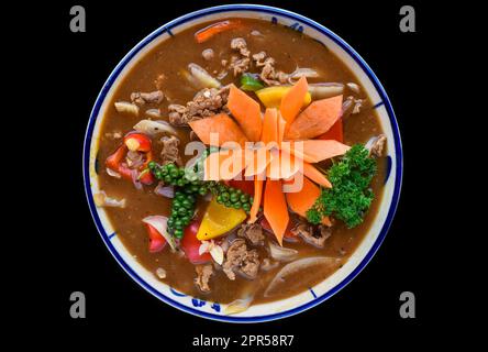 Manzo vietnamita con salsa al pepe e pane isolato su fondo nero Foto Stock