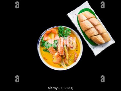 Curry vietnamita con gamberetti e patate su sfondo nero per un menu Foto Stock