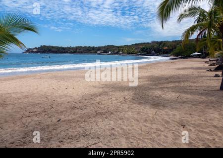 Bella baia appartata lungo la costa del Pacifico in Messico. Foto Stock