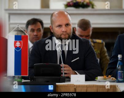 Varsavia, Polonia. 26th Apr, 2023. Ministro della Difesa della Slovacchia Jaroslav Na? Si è visto alla riunione del gruppo dei nove a Bucarest, in Polonia, il 26 aprile 2023. Il Bucharest Nine è un'organizzazione fondata nel 2015 dai presidenti di Romania e Polonia con l'obiettivo di contrastare la minaccia dell'aggressione russa. Il gruppo ha recentemente chiesto una maggiore presenza della NATO sul fianco orientale dell'alleanza alla luce dell'aggressione russa in Ucraina. (Foto di Jaap Arriens/Sipa USA) Credit: Sipa USA/Alamy Live News Foto Stock