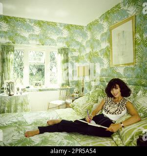 Joan Collins fotografò nella sua casa britannica nel 1984 Foto Stock