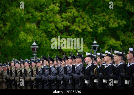 Varsavia, Polonia. 26th Apr, 2023. I soldati delle Forde armate polacche sono visti al Palazzo sull'isola di Varsavia, Polonia, il 26 aprile 2023. Il Bucharest Nine è un'organizzazione fondata nel 2015 dai presidenti di Romania e Polonia con l'obiettivo di contrastare la minaccia dell'aggressione russa. Il gruppo ha recentemente chiesto una maggiore presenza della NATO sul fianco orientale dell'alleanza alla luce dell'aggressione russa in Ucraina. (Foto di Jaap Arriens/Sipa USA) Credit: Sipa USA/Alamy Live News Foto Stock