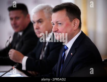 Varsavia, Polonia. 26th Apr, 2023. Il Ministro della Difesa della Polonia Mariusz Blaszczak è presente alla riunione del gruppo nove di Bucarest che si terrà a Varsavia, in Polonia, il 26 aprile 2023. Il Bucharest Nine è un'organizzazione fondata nel 2015 dai presidenti di Romania e Polonia con l'obiettivo di contrastare la minaccia dell'aggressione russa. Il gruppo ha recentemente chiesto una maggiore presenza della NATO sul fianco orientale dell'alleanza alla luce dell'aggressione russa in Ucraina. (Foto di Jaap Arriens/Sipa USA) Credit: Sipa USA/Alamy Live News Foto Stock