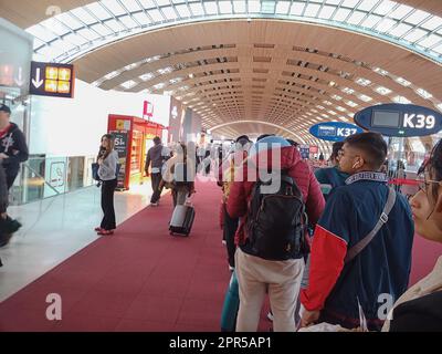 Aeroporto CDG, Parigi, Francia, aprile 2023 - i passeggeri si allineano per l'imbarco nella sala partenze Foto Stock