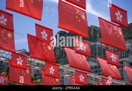 Bel tempo con le bandiere della Regione amministrativa Speciale di Hong Kong (HKSAR) per celebrare il 25th° anniversario del ritorno di Hong Kong al dominio cinese a Hong Kong, Lion Rock come sfondo. 26JUN22 SCMP / Felix Wong Foto Stock