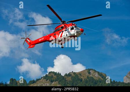 Elicottero da trasporto multiuso AS 332 Super Puma C1 HB-XVY di Heliswiss International AG in volo sulle Alpi Pennine, Vallese, Svizzera Foto Stock