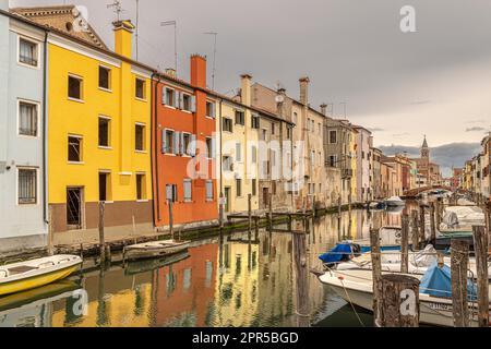 Vista su un canale di Chioggia, piccola Venezia Foto Stock