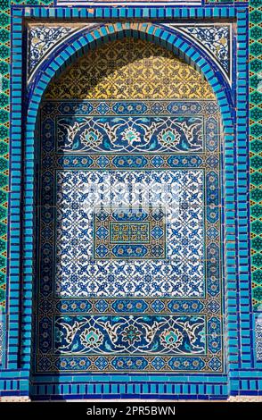 Dettagli in piastrelle a mosaico arabe sulla moschea di al-Aqsa, cupola della roccia. Monte del Tempio, Gerusalemme, Israele Foto Stock