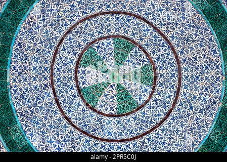 Dettagli in piastrelle a mosaico arabe sulla moschea di al-Aqsa, cupola della roccia. Monte del Tempio, Gerusalemme, Israele Foto Stock
