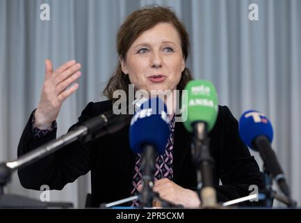 Bruxelles, Belgio. 26th Apr, 2023. Vicepresidente della commissione europea e Commissario europeo per la Giustizia, i consumatori e l'uguaglianza di genere, vera Jourova risponde alle domande durante un'intervista a Bruxelles, mercoledì 26 aprile 2023. BELGA PHOTO BENOIT DOPPAGNE Credit: Belga News Agency/Alamy Live News Foto Stock