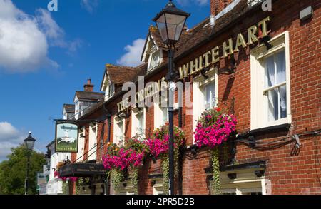 Facciata dell'originale Casa pubblica e Ristorante White Hart in The Market Place, Ringwood, Inghilterra UK Foto Stock