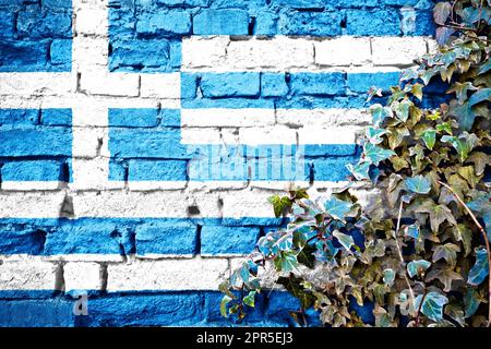 Grecia grunge bandiera su muro di mattoni con edera pianta, paese simbolo concetto Foto Stock
