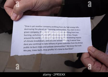 Londra, Regno Unito. 26th aprile 2023. Il testo di un discorso tenuto da un azionista e attivista sul clima presso l'AGM di Drax Group PLC, per il quale è stata scortata fuori dai locali. L'ex centrale a carbone Drax, che riceve ingenti sovvenzioni pubbliche, brucia i pellet di legno importati, anche da alberi abbattuti nelle foreste primarie, ed è uno dei più grandi emettitori di CO2 e di particolato (PM10) nel Regno Unito. I critici contestano anche la sua affermazione di essere una fonte di energia rinnovabile. Credit: Ron Fassbender/Alamy Live News. Foto Stock