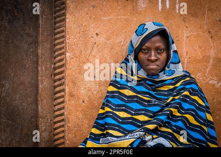 Ritratto di donna con hijab tradizionale guardando la macchina fotografica, Zanzibar, Tanzania Foto Stock