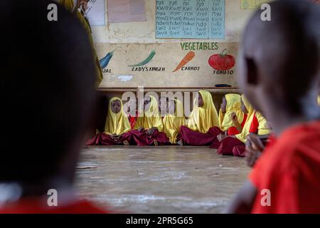 Bambini in una classe di scuola elementare, Kidoti, Zanzibar, Tanzania Foto Stock