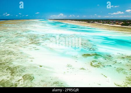 Vista ad alto angolo dell'idilliaca laguna blu vicino alla spiaggia di sabbia bianca di Pingwe Michamvi, Zanzibar, Tanzania Foto Stock