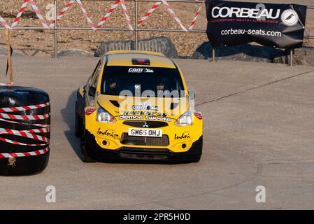 John Indri alla guida di una Mitsubishi Mirage R5+ che gareggia nel Corbeau Seats rally sul lungomare di Clacton on Sea, Essex, Regno Unito. Il co-pilota Claire Williams Foto Stock