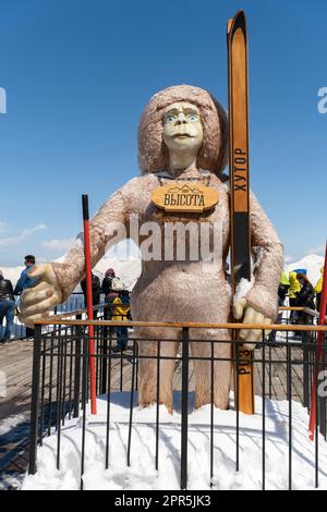 SOCHI, Resort Rosa Khutor, RUSSIA - 14 aprile 2023: Statua Shaggy di Bigfoot. Foto Stock