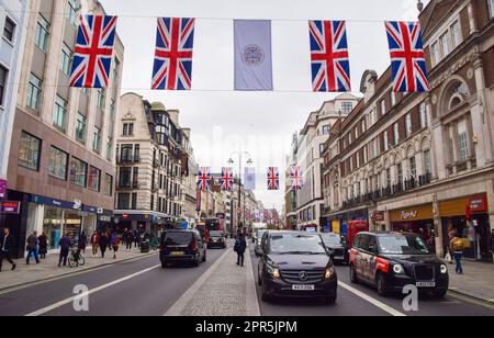 Londra, Regno Unito. 26th aprile 2023. Union Jacks decorano lo Strand mentre i preparativi per l'incoronazione di Re Carlo III e della Regina Camilla, che si svolge il 6th maggio, proseguono intorno a Londra. Credit: Vuk Valcic/Alamy Live News Foto Stock