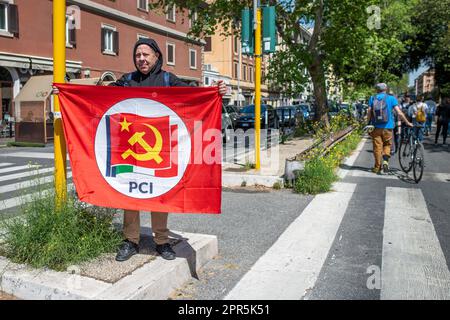 Durante la manifestazione, un manifestante fisso diffonde la bandiera rossa del Partito Comunista Italiano. Circa 10 manifestanti hanno partecipato alla parata organizzata dall'ANPI (Associazione Nazionale dei Partigiani d'Italia) a Roma in occasione del 78th° anniversario della liberazione dal nazismo. Partendo da Largo Bompiani, attraversarono i quartieri di Tor Marancia, Garbatella e Ostiense, fino ad arrivare a porta San Paolo. La manifestazione si è conclusa a Piazzale Ostiense con discorsi di personalità politiche, sindacati e testimonianze di partigiani Foto Stock