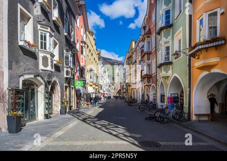 Via principale con la torre medievale Zwolferturm sullo sfondo, Vipiteno-Vipiteno, Trentino-Alto Adige/Sudtirol, Italia Foto Stock