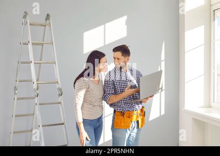 Giovane coppia sposata sta progettando un progetto di ristrutturazione e design degli appartamenti. Foto Stock