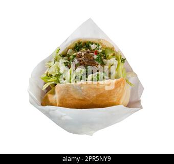 Pane di Pita ripieno di falafel e insalata isolato su bianco Foto Stock