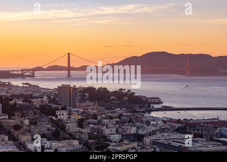 Una foto del Golden Gate Bridge al tramonto, come si vede dalla Coit Tower. Foto Stock