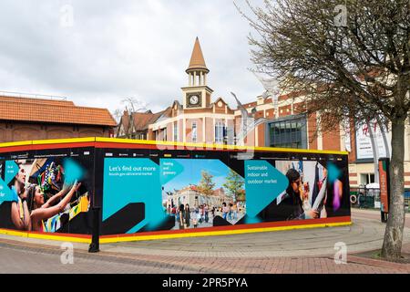 Alta recinzione che racchiude costruttori temporaneamente magazzino cantiere con dettagli di sviluppo Market Square Lincoln City 2023 Foto Stock