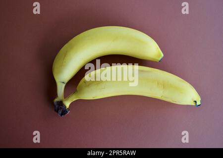 Due banane mature preparate e pronte da mangiare Foto Stock