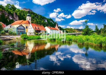 Villaggio di Kallmünz sul fiume Naab vicino a Ratisbona, alto Palatinato, Baviera, Germania Foto Stock