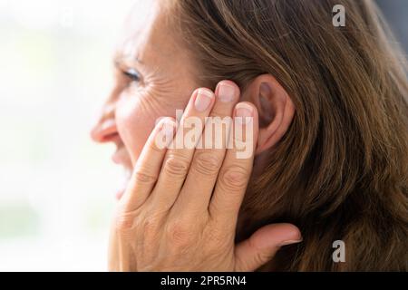 Apparecchi acustici e orecchio doloroso Ache Foto Stock