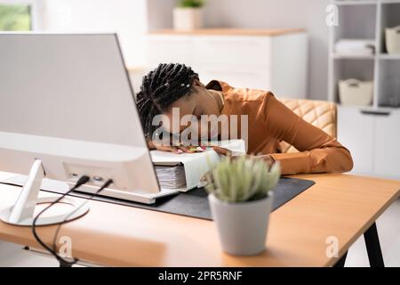 Annoiato Boss Donna dorme Foto Stock