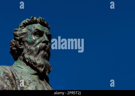 Benvenuto Cellini, famoso orefice e scultore del Rinascimento italiano. Antico monumento in bronzo eretto nel 1901 sul Ponte Vecchio a Firenze Foto Stock