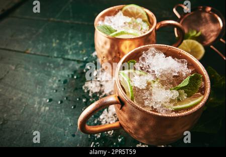 Tazze di rame con cocktail alcolici di mosca Foto Stock