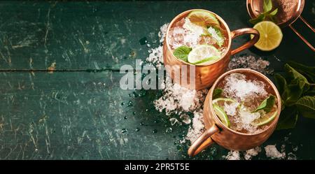 Tazze di cocktail mulattieri di Mosca con lime Foto Stock