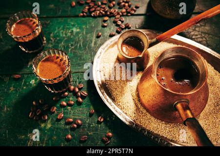 Caffè turco appena fatto su sabbia Foto Stock