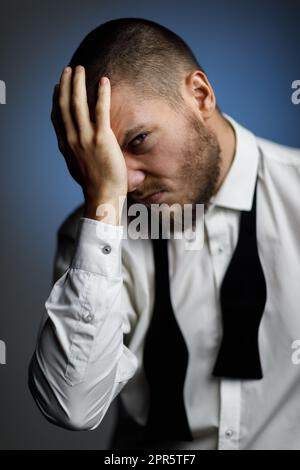 Giovane uomo barbuto in una camicia bianca ed il filtro bow tie Foto Stock