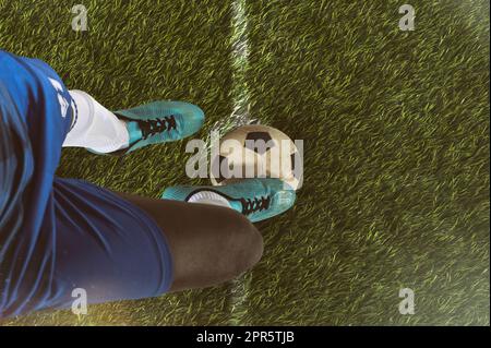 Close up di un riscontro di calcio pronto a calci la palla allo stadio Foto Stock