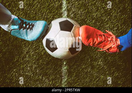 Due giocatori di calcio si sfidano a vicenda allo stadio Foto Stock